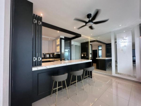 New Mount Austin Swarovski Design 15 pax condo